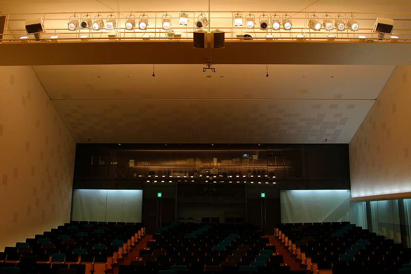 ホール後方（ステージ中央より撮影）